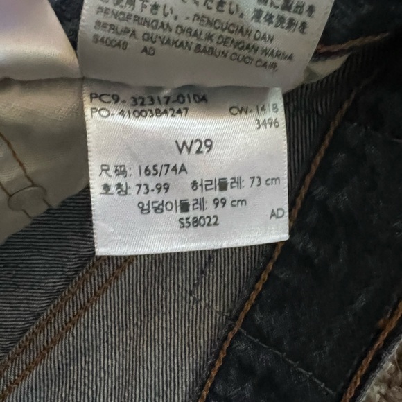 Levi's 501® Original mid shorts with raw hem in mid wash. Size W29/8 - Picture 4 of 4